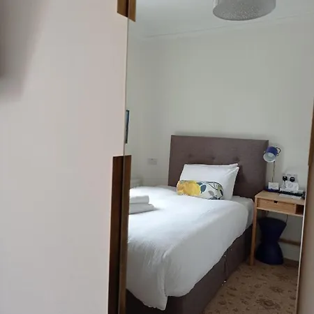 Tom Dick And Harriet's Guest house 3*