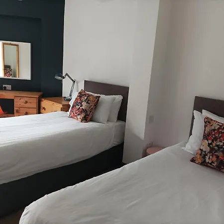 Tom Dick And Harriet's Guest house 3*