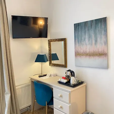 Tom Dick And Harriet's Guest house 3*