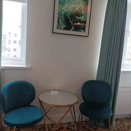 Tom Dick And Harriet's Guest house 3*