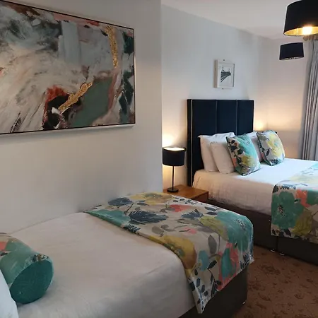 Tom Dick And Harriet's דבלין