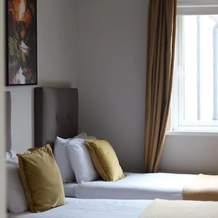 Guest house Tom Dick And Harriet's 3*