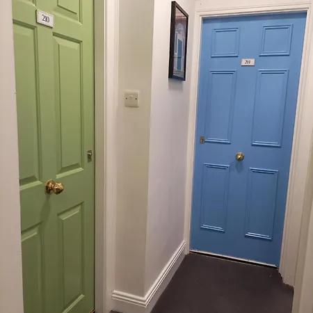 Tom Dick And Harriet's Guest house 3*
