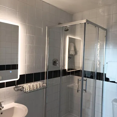 Tom Dick And Harriet's Guest house 3*