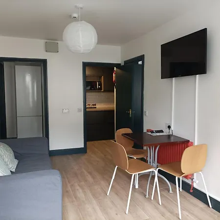 בית הארחה Tom Dick And Harriet's