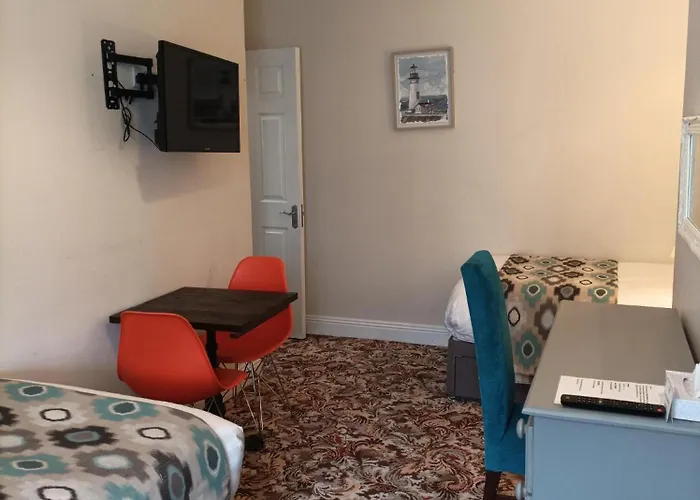 בית הארחה Tom Dick And Harriet's 4*