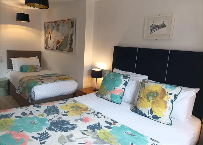 בית הארחה Tom Dick And Harriet's 4*