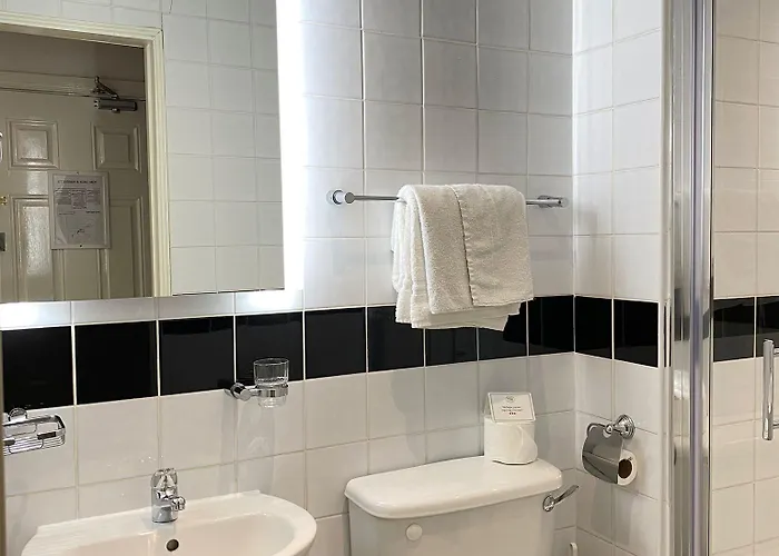 בית הארחה Tom Dick And Harriet's 4*