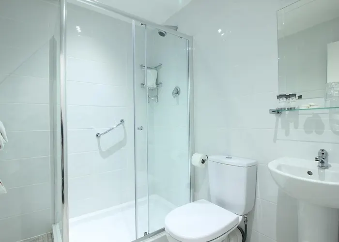 בית הארחה Tom Dick And Harriet's 4*