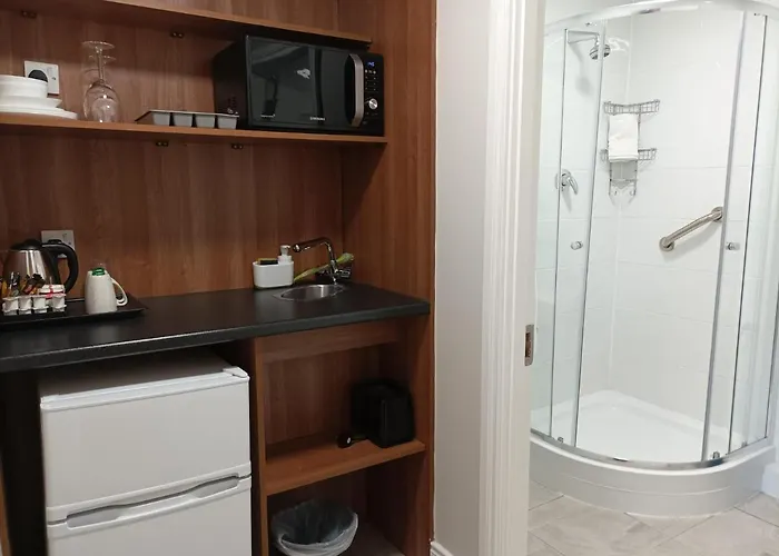 Tom Dick And Harriet's 4*