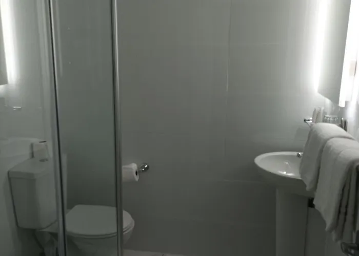 Tom Dick And Harriet's Konukevi